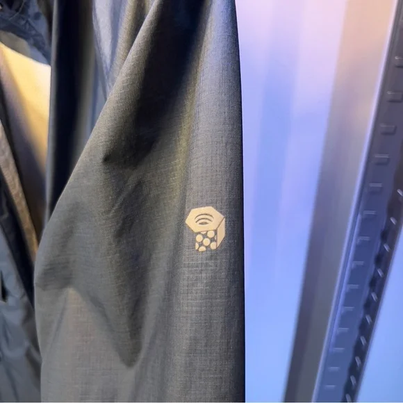 Mountain Hardware 3/4 rain jacket in super condition!!!! - Picture 11 of 15